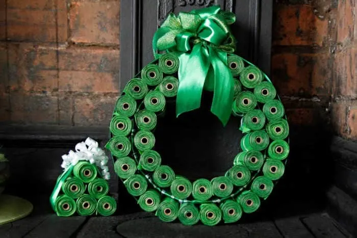DIY-dog-poop-bag-Christmas-wreath